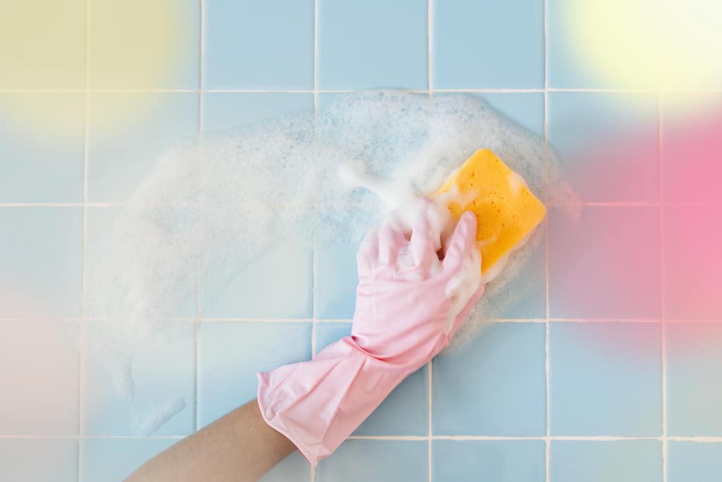 como limpiar los azulejos del baño