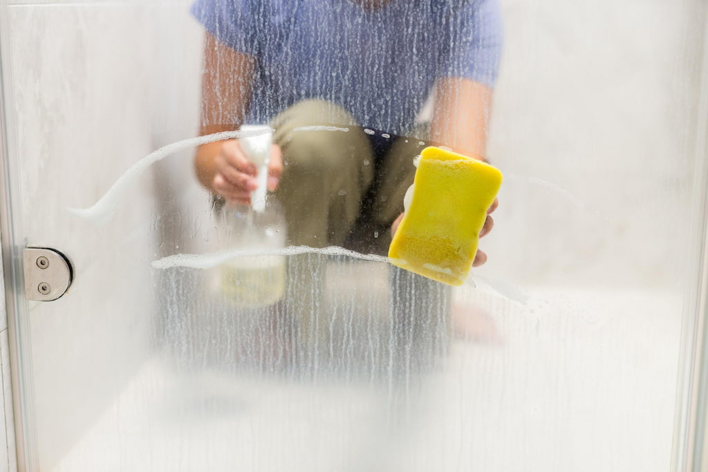 como limpiar la mampara del baño
